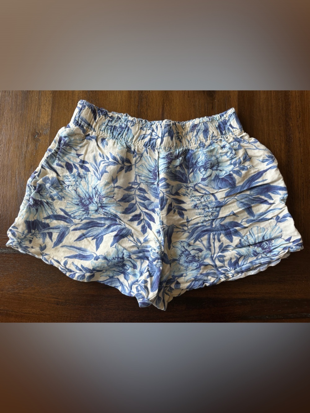 H&M Women’s Floral Blue & White Elastic-Waist Shorts- size Medium